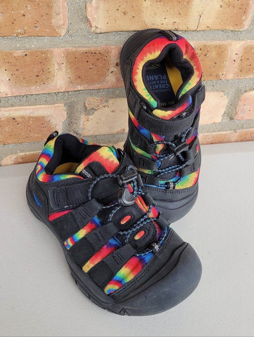 Keen Kids Unisex Water Hiking Shoes in Black and Rainbow Size 1